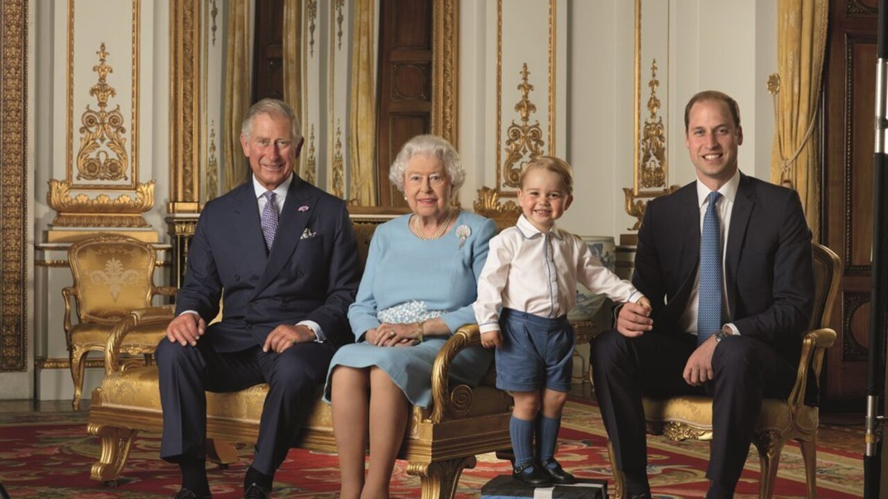 El pr&iacute;ncipe Jorge, junto a la reina Isabel II.