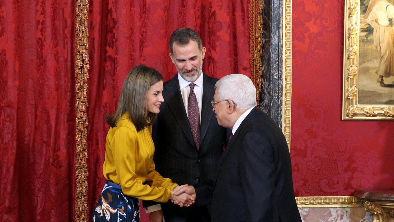 Mahmoud Abbas saluda a los reyes en el Palacio Real de Madrid.