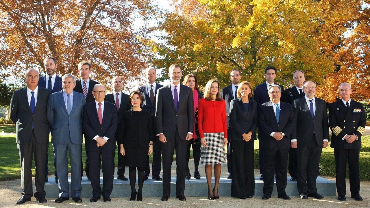 Foto de los reyes en los jardines del Palacio de la Zarzuela.