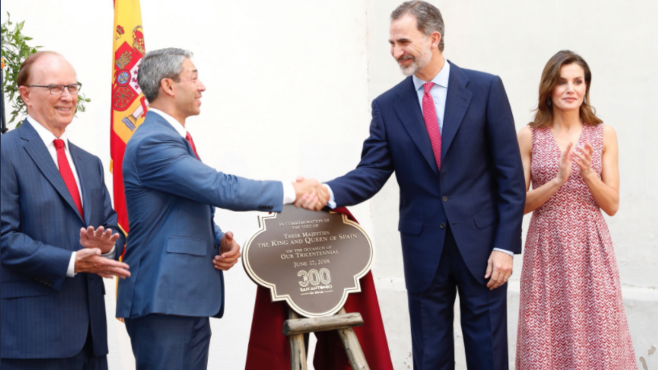 Los reyes descubrieron una Placa Conmemorativa y recibieron la primera edici&oacute;n de la llave de las Misiones de San Antonio