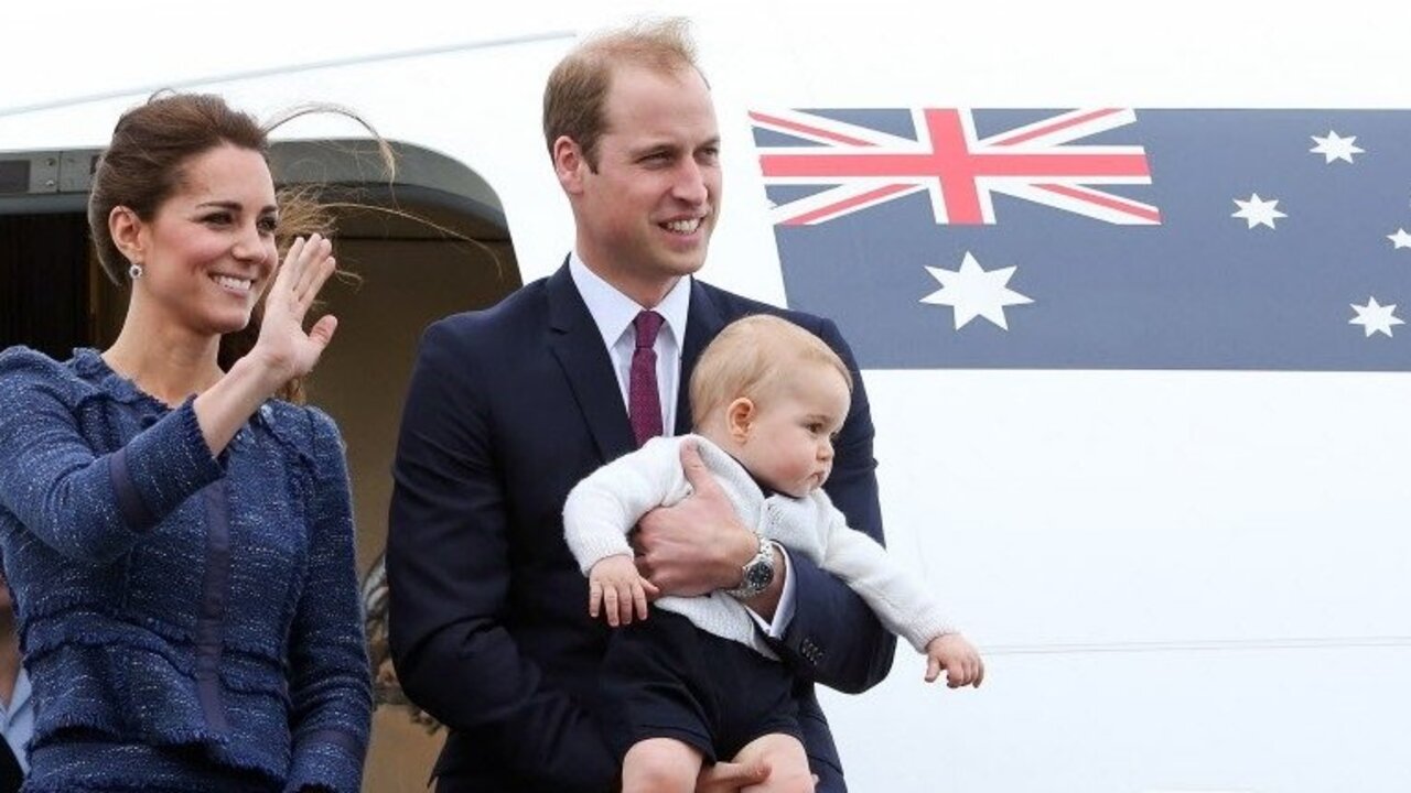 Los pr&iacute;ncipes Guillermo y Catalina, en un viaje en avi&oacute;n con uno de sus hijos.