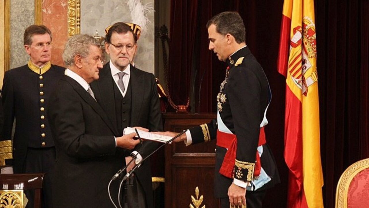 Felipe VI jura fidelidad a la Constituci&oacute;n al ser proclamado rey.