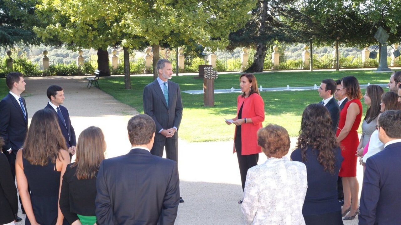 Felipe VI, en los jardines de Zarzuela con la &uacute;ltima promoci&oacute;n de Ingenieros Industriales del Estado.