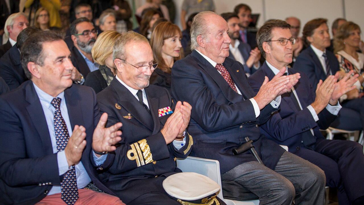 El rey Juan Carlos I, acompa&ntilde;ado del presidente de la Xunta de Galicia, Alberto N&uacute;&ntilde;ez Feij&oacute;o, el vicealmirante Ignacio Horcada y el presidente del Real Club N&aacute;utico de Sanxenxo, Pedro Campos.