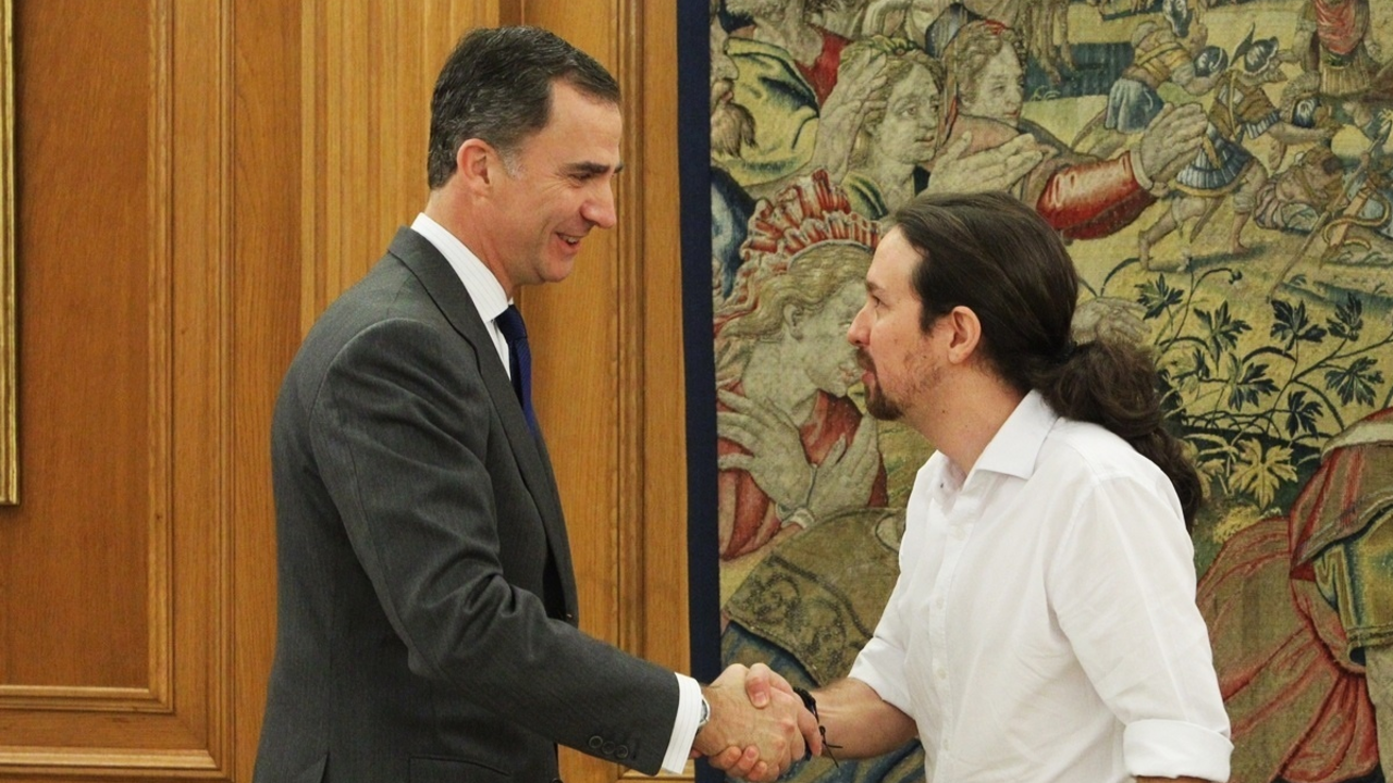 Felipe VI saluda a Pablo Iglesias en la primera ronda de consultas de enero de 2016.