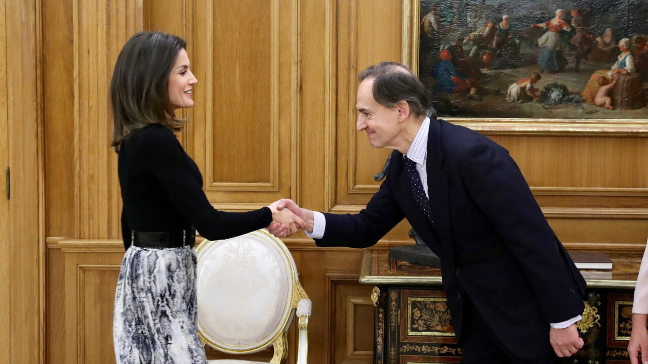 La reina saluda a Javier Pascual del Olmo, presidente y editor de Cond&eacute; Nast.