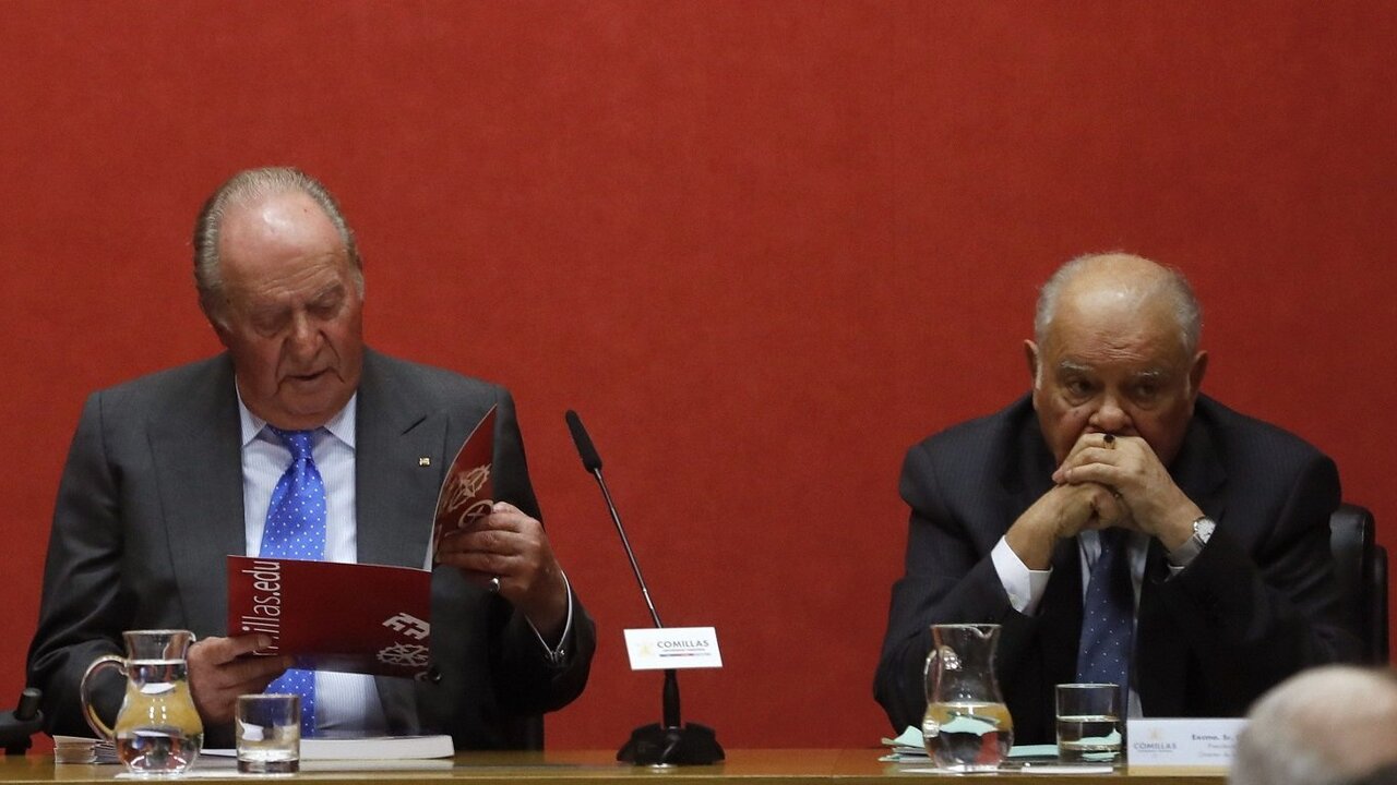 Juan Carlos I, junto al autor de &lsquo;Las Cumbres Iberoamericanas. Una contribuci&oacute;n a su historia&rsquo;, Enrique V. Iglesias.