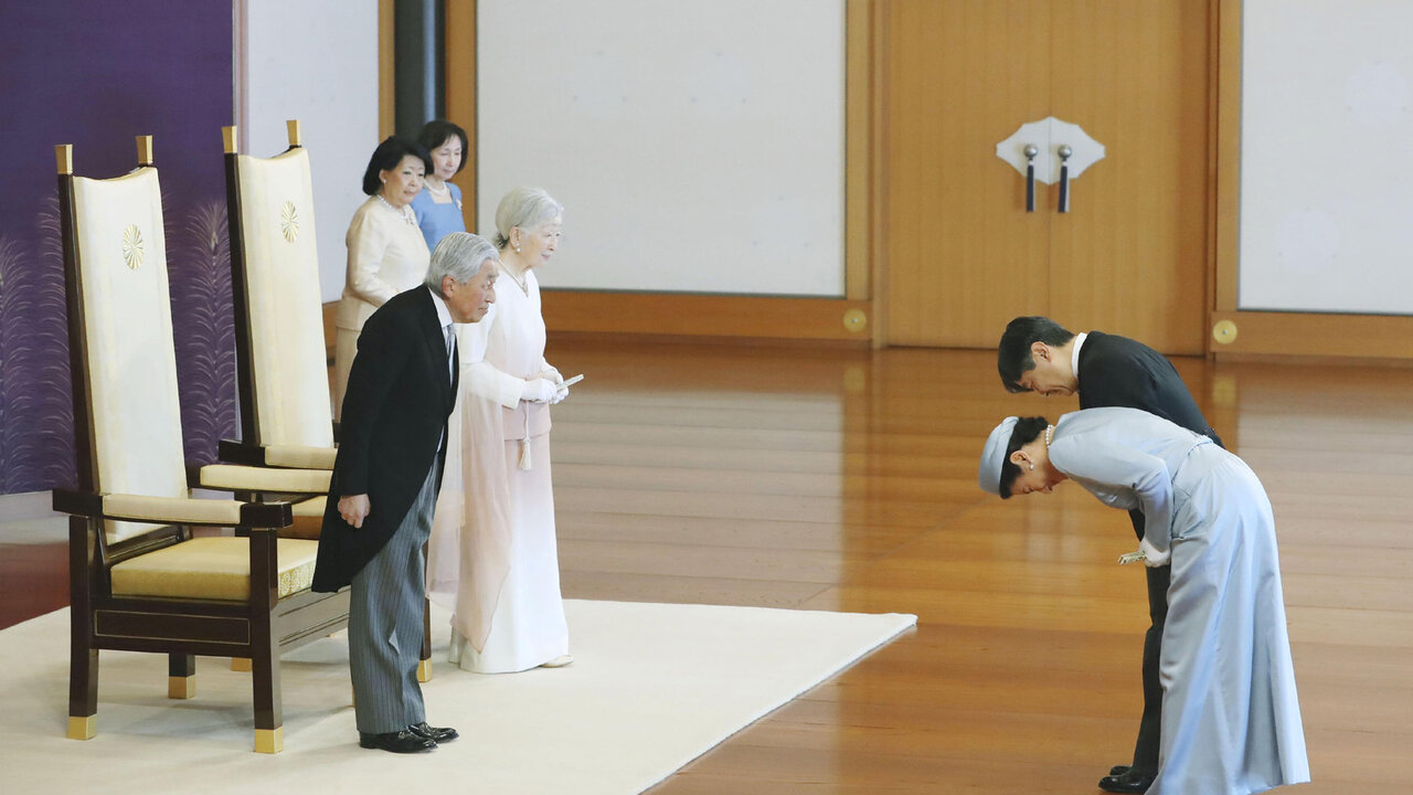 El emperador de Jap&oacute;n, Akihito (izquierda), y la emperatriz Michiko (segunda por la izquierda) reciben el saludo del heredero al trono, el pr&iacute;ncipe Naruhito (derecha), y su esposa Masako (segunda por la derecha), en el Palacio Imperial de Tokio.
