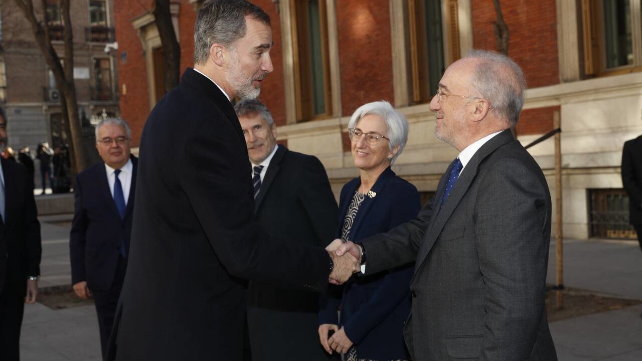 El rey saluda a en un encuentro anterior.