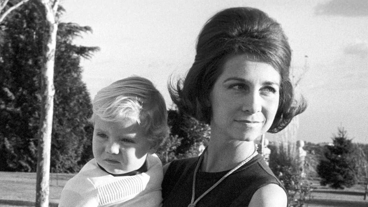 La princesa Sof&iacute;a junto a su hijo el infante Felipe posa en el Palacio de la Zarzuela con motivo de las fiestas navide&ntilde;as. Madrid, 1969. EFE