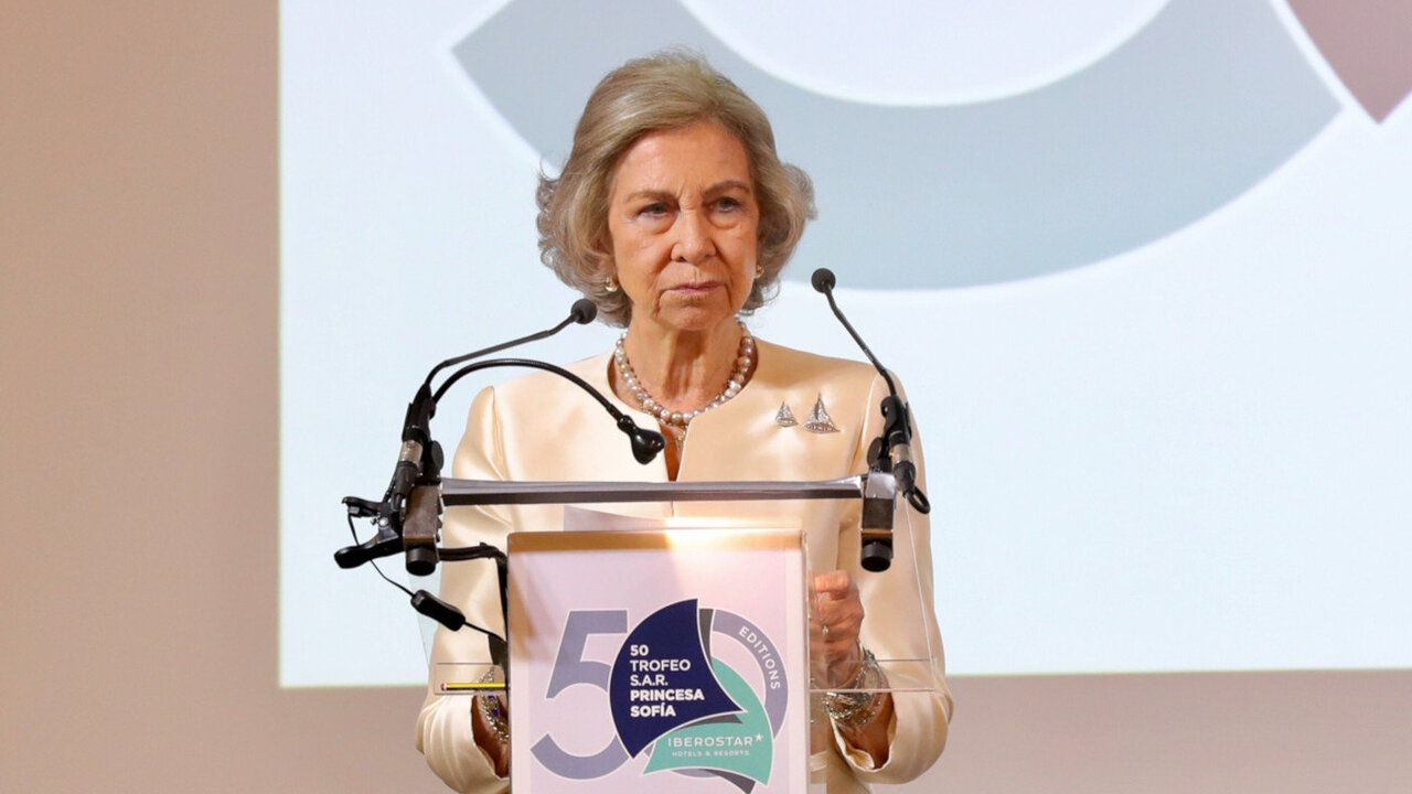 La Reina Sof&iacute;a durante una intervenci&oacute;n.