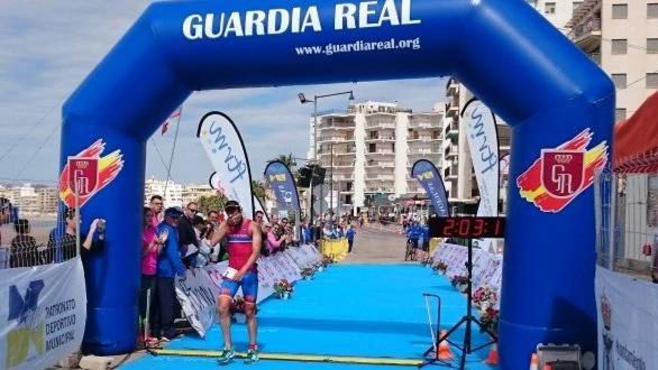 Un componente de la Guardia Real entra en meta en una edici&oacute;n anterior.