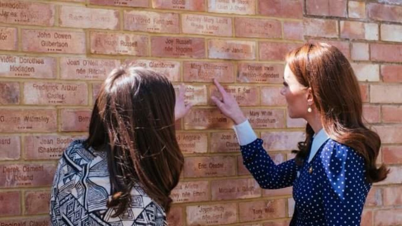 La duquesa de Cambridge reconoce los nombres de sus parientes entre las personas que trabajaron en la base de descifradores de la Segunda Guerra Mundial.