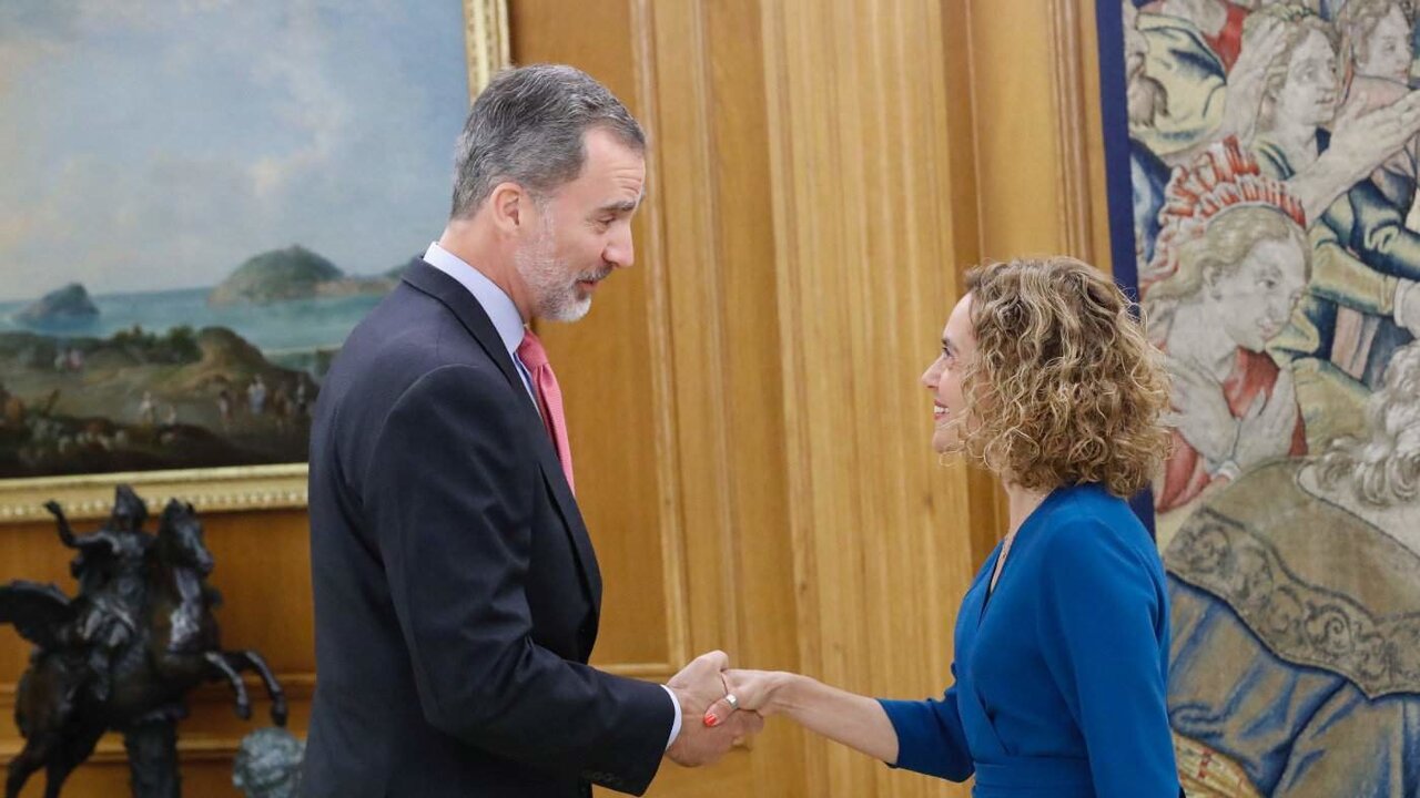 Felipe VI, con la presidenta del Congreso de los Diputados, Meritxell Batet.
