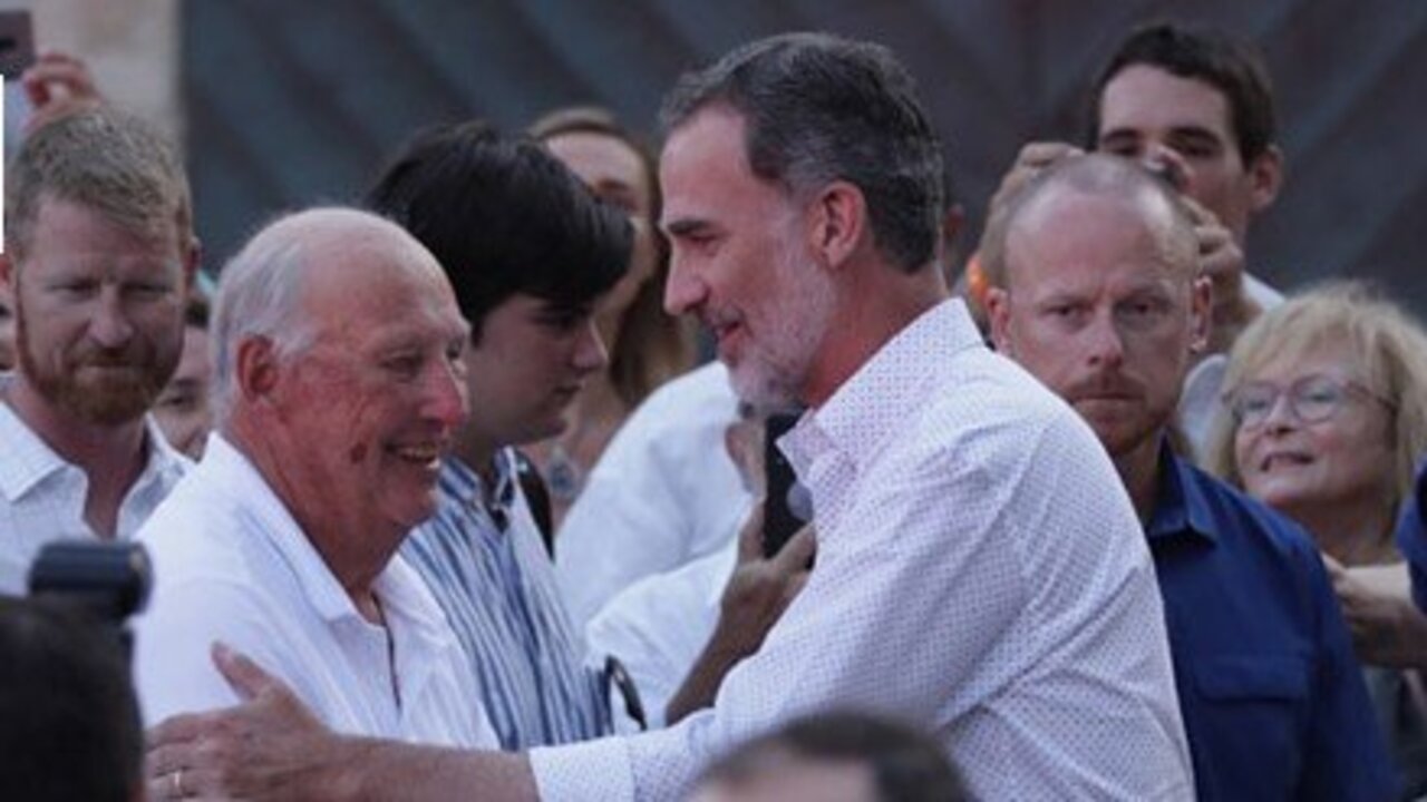 Felipe VI saluda a Harald de Noruega en la entrega de premios de la Copa del Rey de Vela