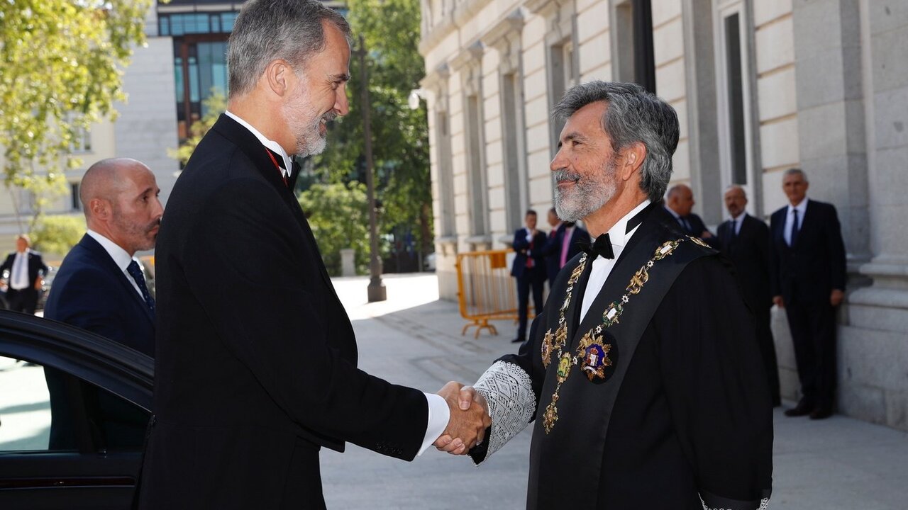 El Rey Felipe VI saludando a Carlos Lesmes