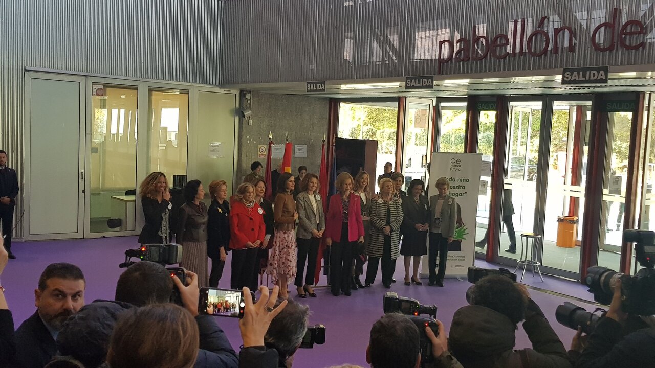 La reina Letizia y Do&ntilde;a Sofia en el Rastrillo Nuevo Futuro