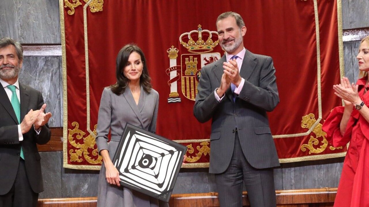 Letizia con el Premio del Observatorio contra la Violencia Dom&eacute;stica y de G&eacute;nero 2019 que ha recibido de manos de Felipe VI