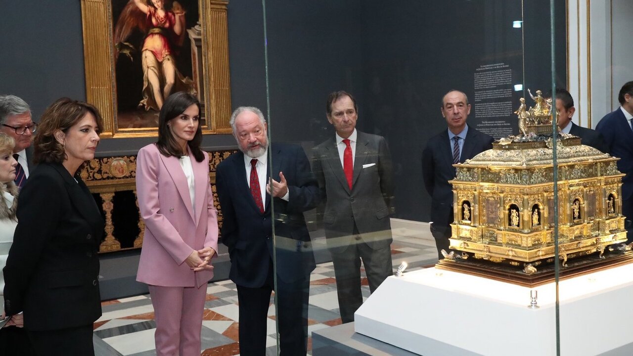Do&ntilde;a Letizia durante la visita recibe las explicaciones del comisario de la exposici&oacute;n, Fernando Checa