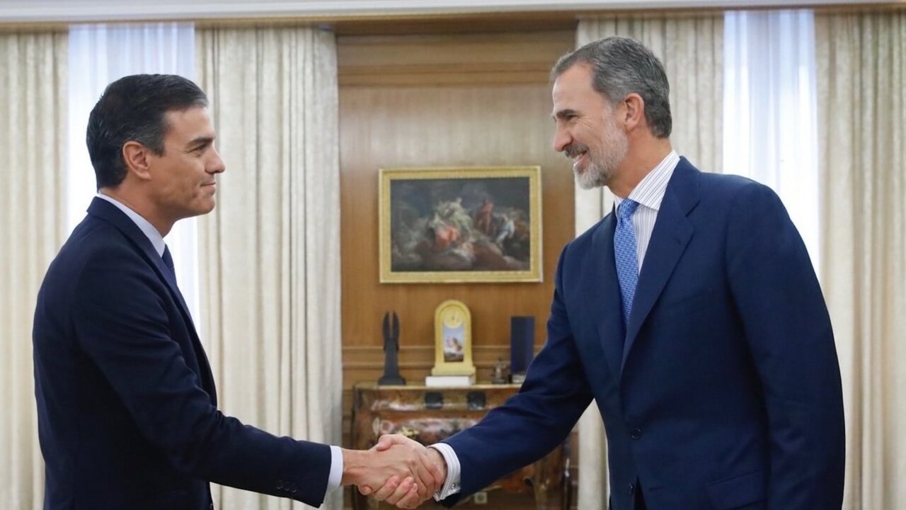 Felipe VI saluda a Pedro S&aacute;nchez en el Palacio de la Zarzuela.