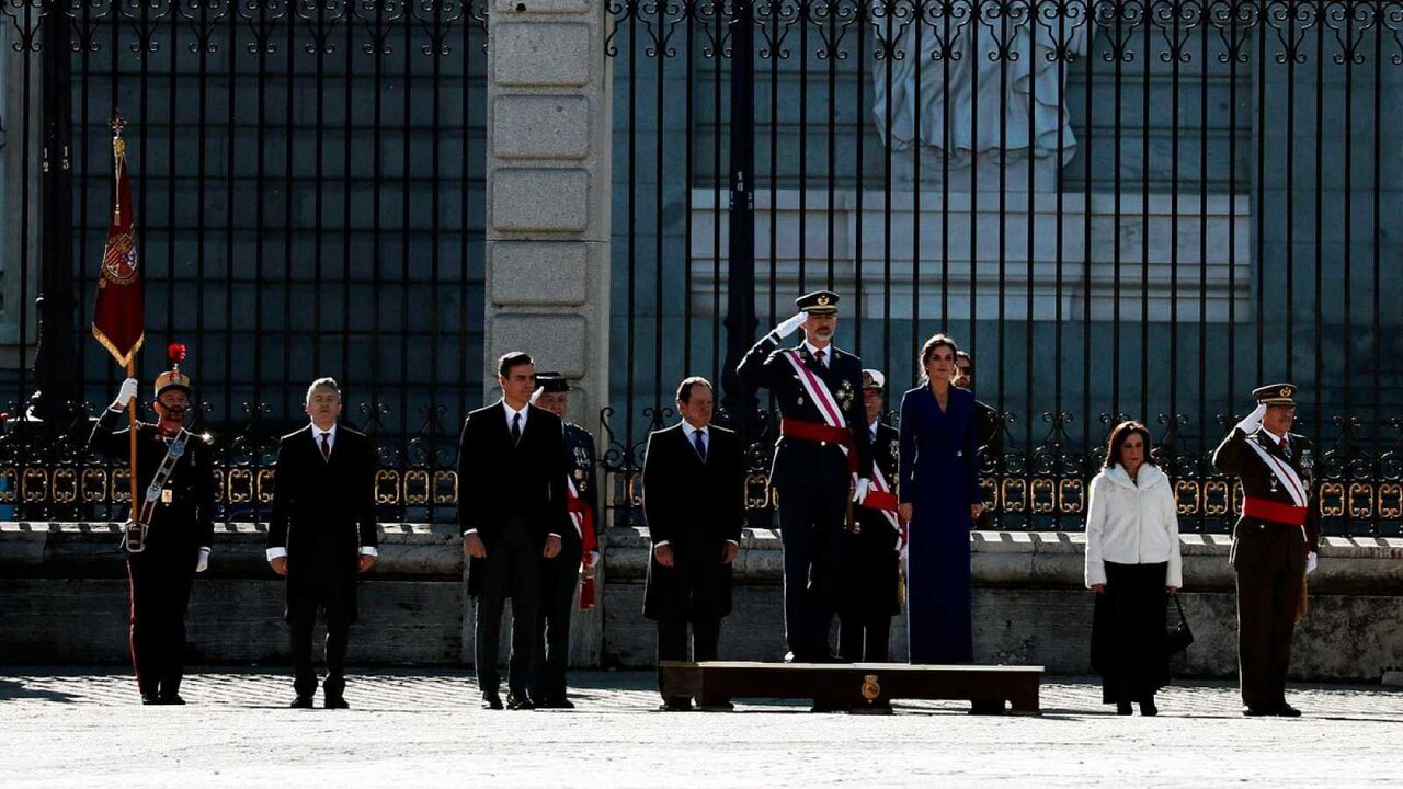 Los reyes, acompa&ntilde;ados por el presidente de Gobierno en funciones, Pedro S&aacute;nchez,la ministra de Defensa en funciones, Margarita Robles, y el ministro de Interior en funciones, Fernando Grande Marlaska, en el Palacio Real donde se celebra la Pascua Militar 2020.