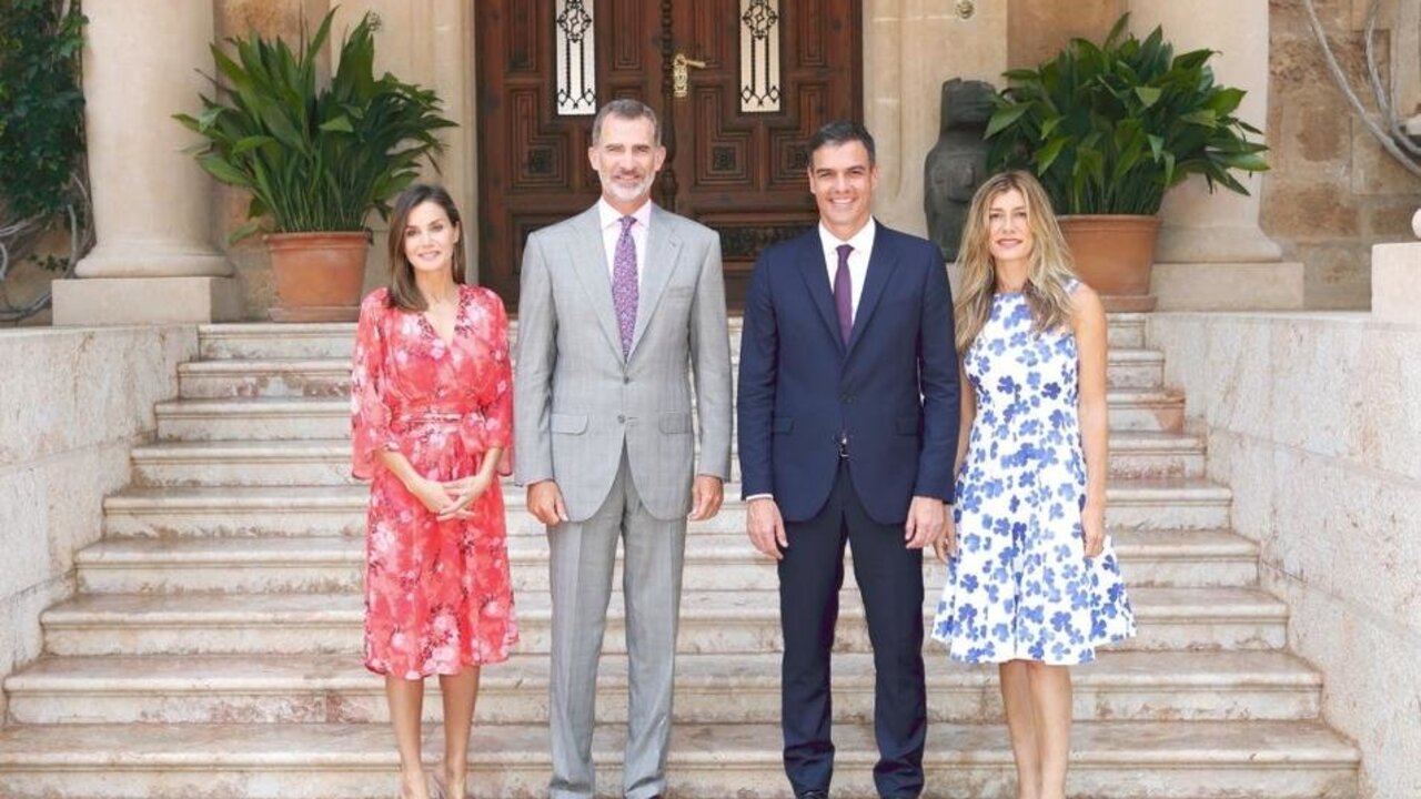 Los reyes con el matrimonio S&aacute;nchez en Marivent