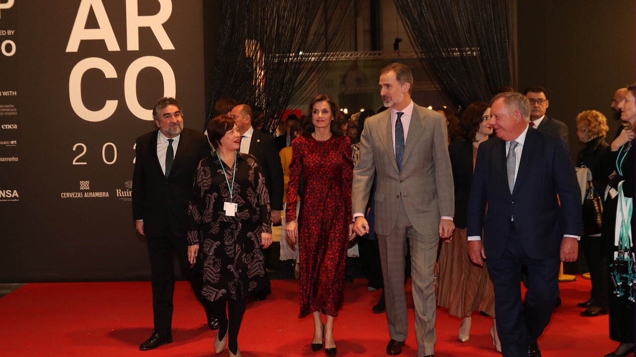los Reyes junto a las autoridades al inicio de su recorrido por la Feria