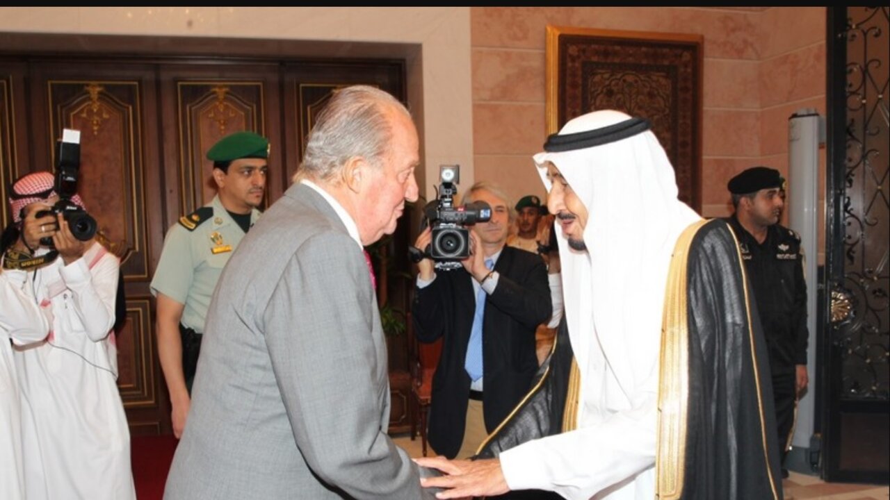 Juan Carlos I, en una foto de 2014 con el actual rey Salman de Arabia Saud&iacute;.