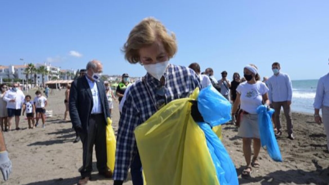 Do&ntilde;a Sof&iacute;a recogiendo basura.