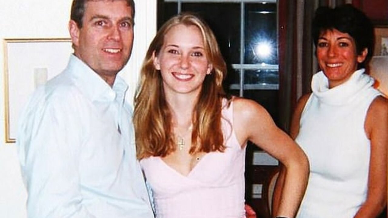 El pr&iacute;ncipe Andr&eacute;s junto a una v&iacute;ctima y la pareja de Jeffrey Epstein