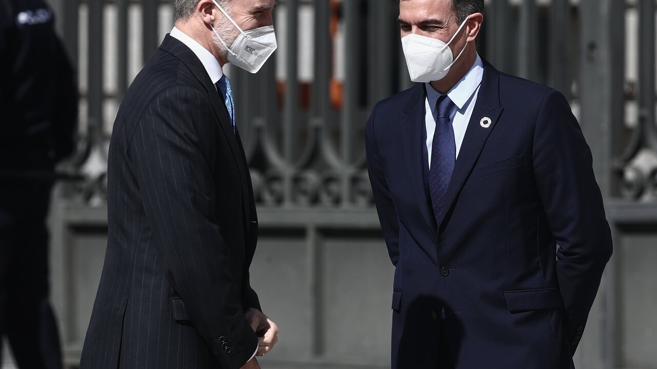 El presidente del Gobierno, Pedro S&aacute;nchez y el Rey Felipe VI a su llegada al acto con motivo del 40 aniversario del 23 de febrero de 1981 celebrado en el Sal&oacute;n de Pasos Perdidos del Congreso de los Diputados