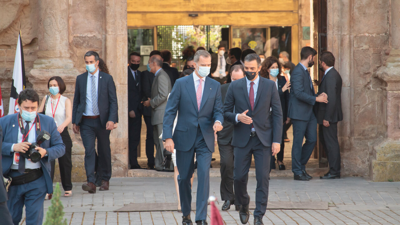 EuropaPress_3257387_presidente_gobierno_pedro_sanchez_rey_felipe_vi_llegada_monasterio_yuso