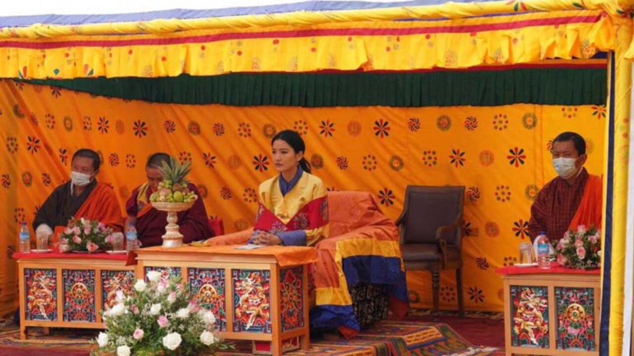 jetsun-pema-inaugure-centre-tri-recyclage-bhoutan-768x557