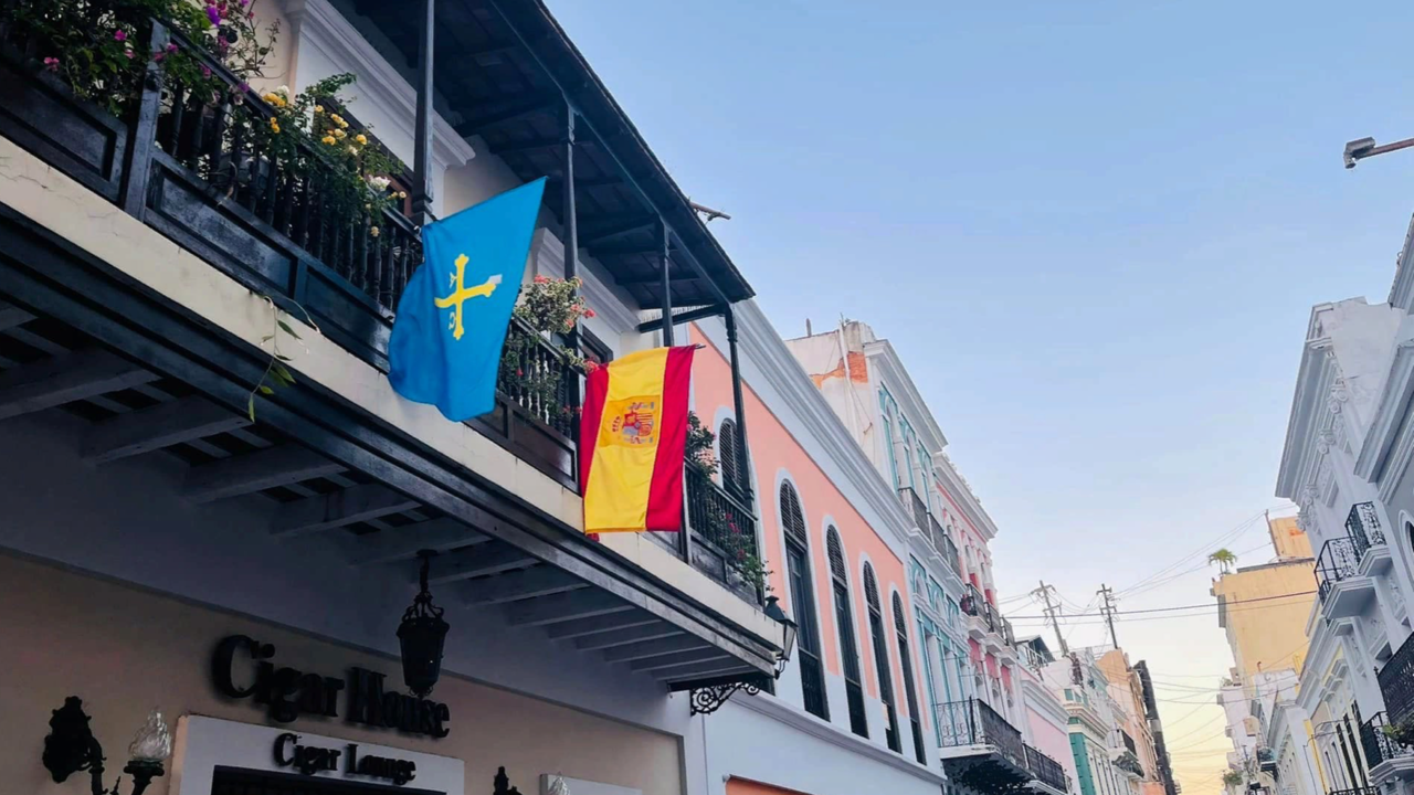 Balcones con banderas de Espa&ntilde;a y el Principado de Asturias.