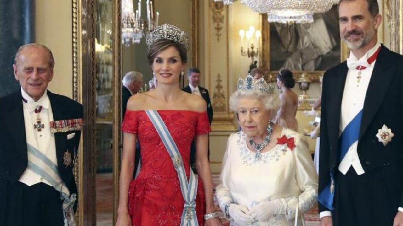 Los reyes con su t&iacute;o, el duque de Edimurgo, y la reina Isabel II