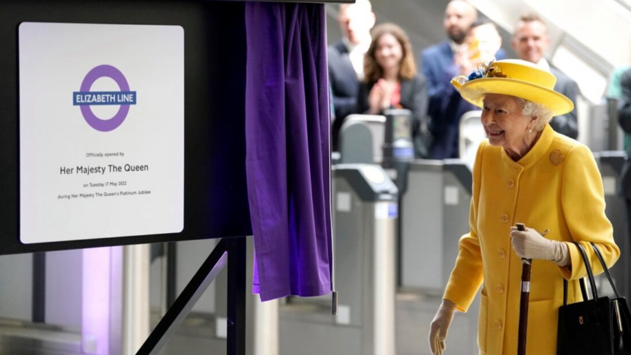 La reina Isabel II inaugurando la parada de metro que llevar&aacute; su nombre