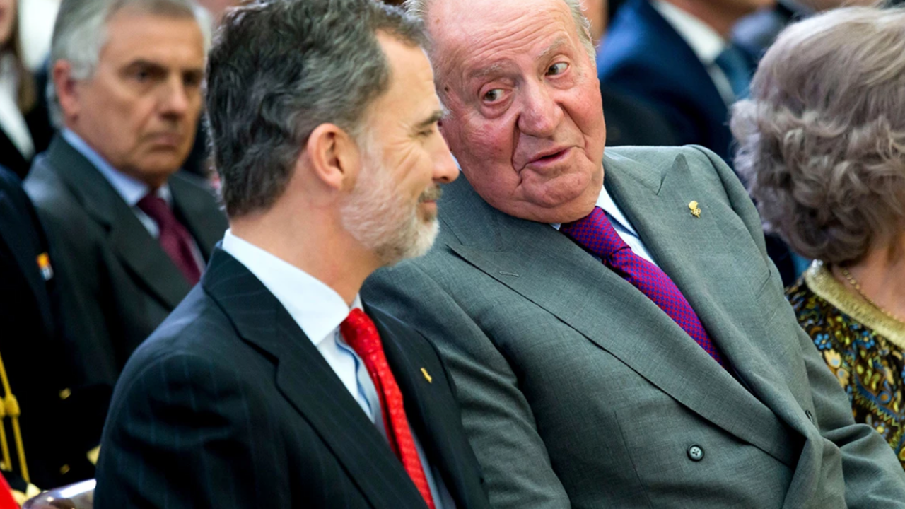 Felipe VI junto a Juan Calos I en una foto de archivo.
