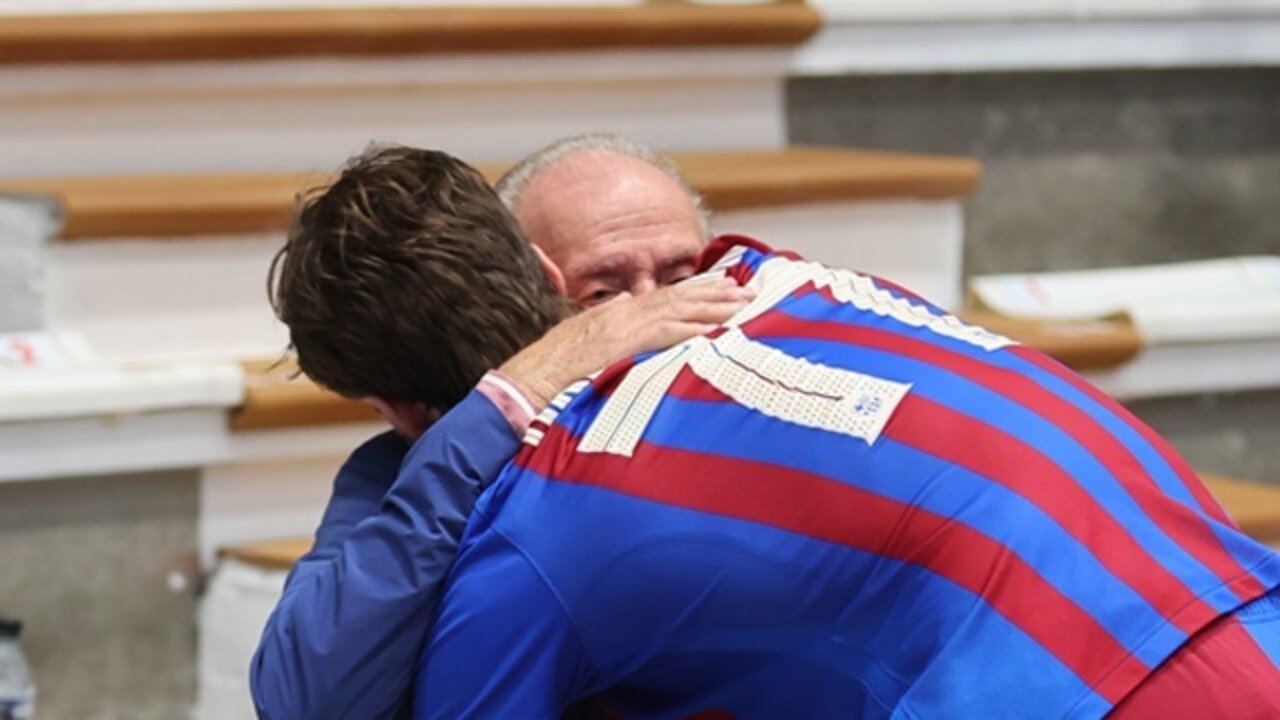 Don Juan Carlos I y Pablo Urdangar&iacute;n se funden en un abrazo tras el &uacute;ltimo partido de balonmano.