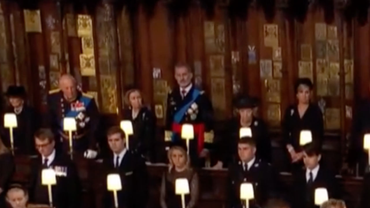La reina Sof&iacute;a y Felipe VI en la ceremonia final en el Castillo de Windsor