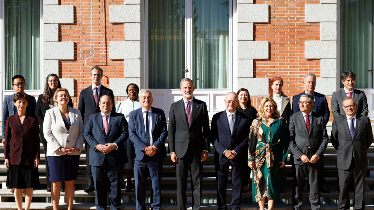 El Rey recibe en audiencia al secretario general de la Oficina Internacional de Exposiciones, Dimitri Kerkentzes, y a una delegaci&oacute;n de esta organizaci&oacute;n, en su visita a Espa&ntilde;a para la evaluaci&oacute;n de la candidatura de M&aacute;laga para acoger la #Expo2027.