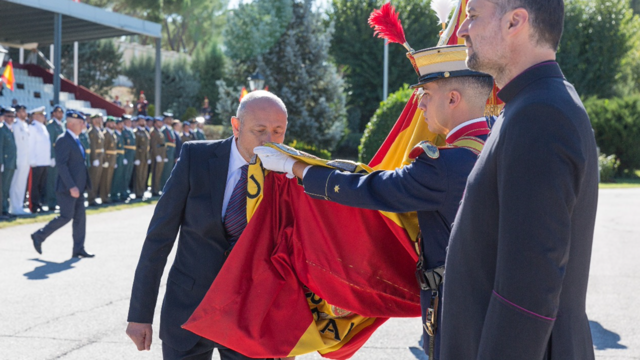 Un veterano a su paso por la bandera de Espa&ntilde;a de la Guardia Real