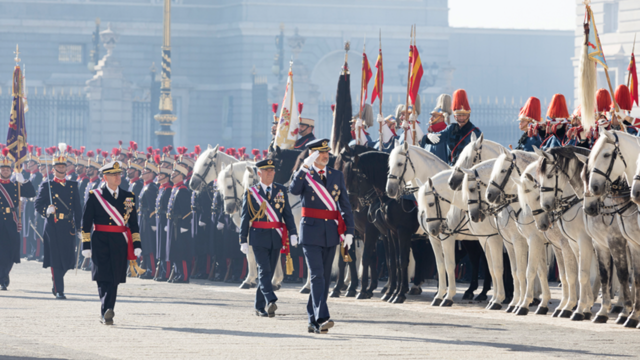 Felipe VI pasando revista a las tropas de la Guardia Real.