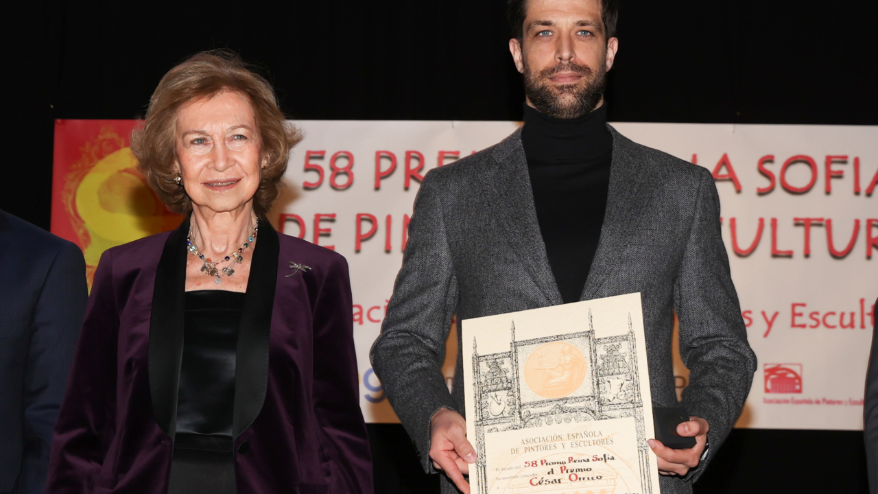 El 58 Premio Reina Sof&iacute;a de Pintura y Escultura de 
@AEPEMadrid
 ha reca&iacute;do en la escultura titulada &ldquo;Noche&rdquo;, de C&eacute;sar Orrico. 

Tras la entrega del premio, la Reina Sof&iacute;a ha visitado las obras finalistas y ganadora en la exposici&oacute;n de esta edici&oacute;n.
