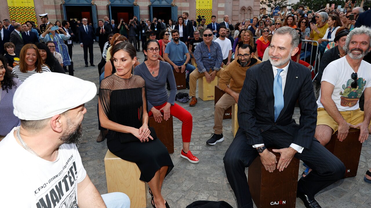 Los Reyes, a su llegada al Gran Teatro Falla de C&aacute;diz,  se han unido a una cajoneada que ha tenido lugar para conmemorar el origen del caj&oacute;n flamenco, en el marco del programa cultural del #CILE2023.