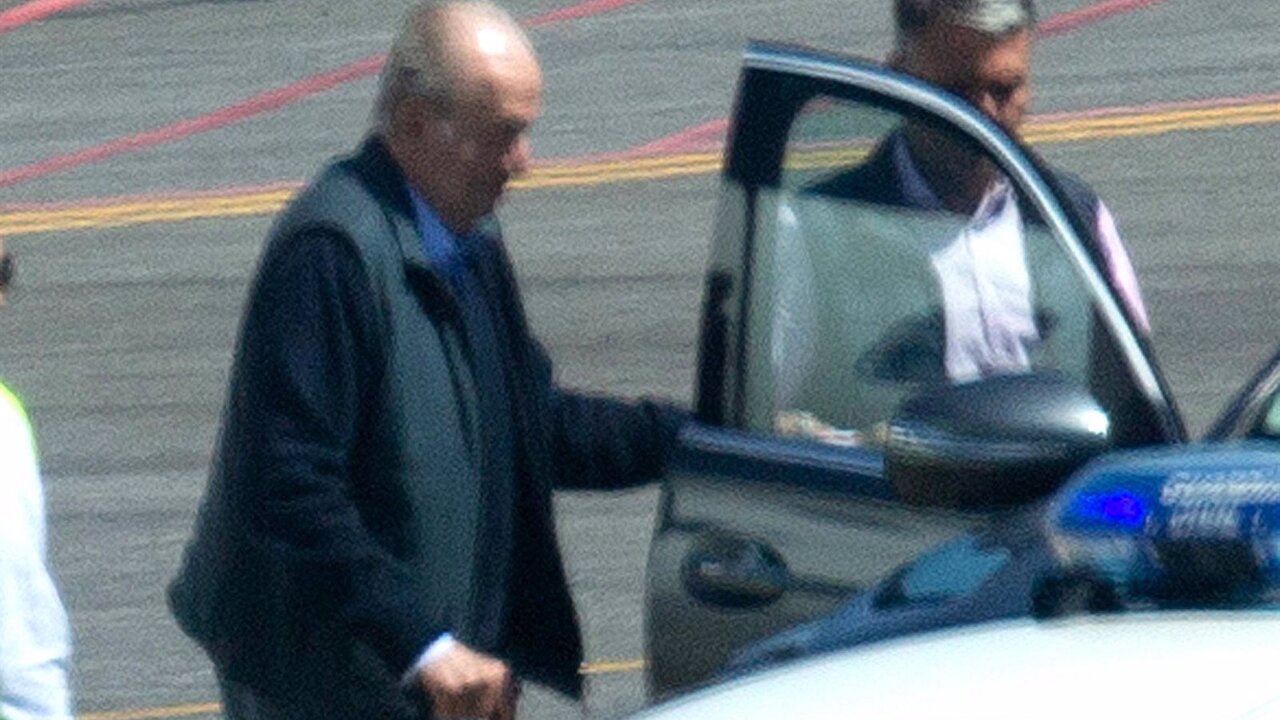 Juan Carlos I reci&eacute;n aterrizado en el aeropuerto de Vigo.