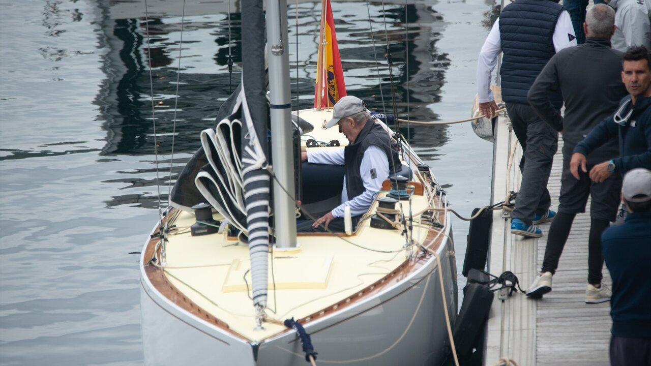 El Rey em&eacute;rito Juan Carlos embarca para dar comienzo la primera jornada de regatas en Sansenxo, a 20 de abril de 2023, en Sanxenxo, Pontevedra, Galicia (Espa&ntilde;a).