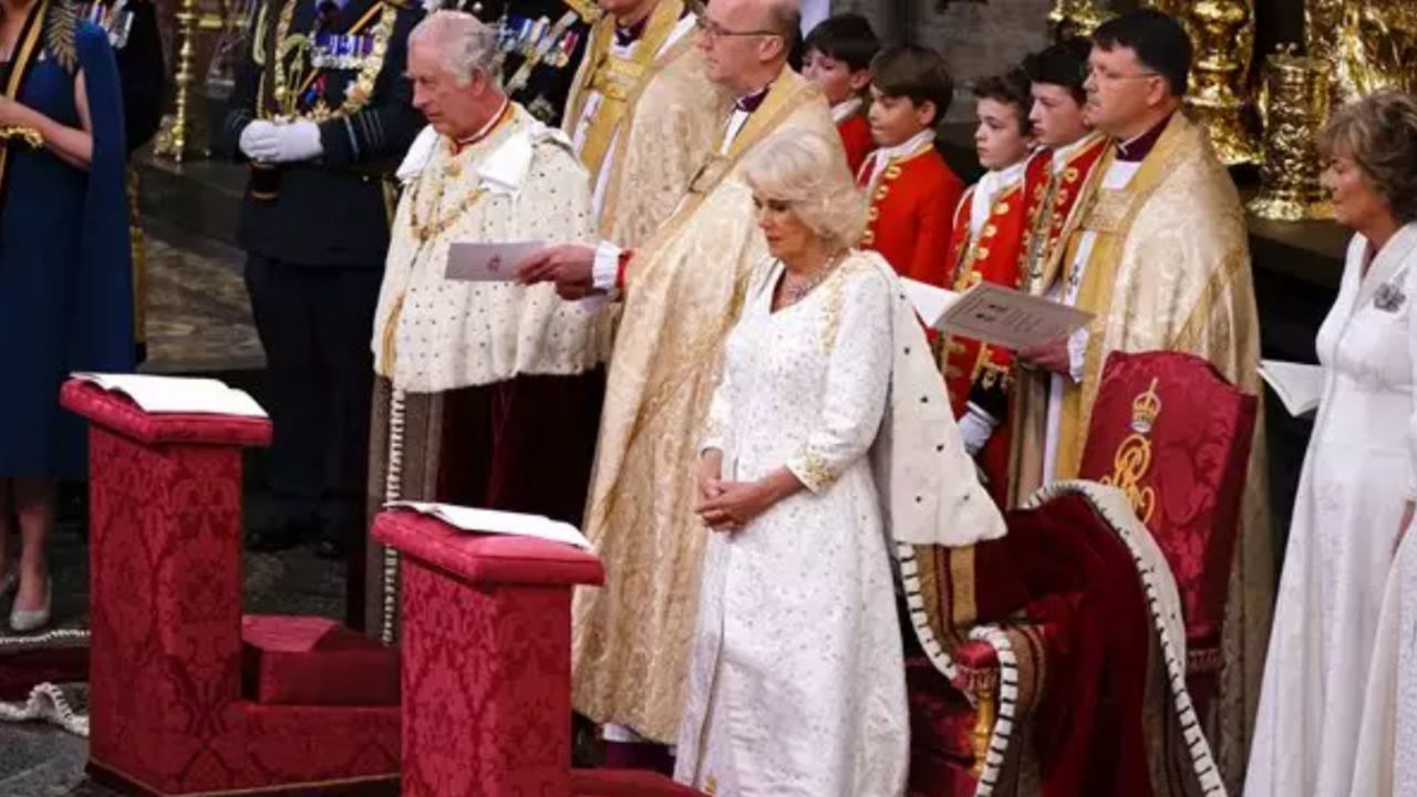 Carlos III y la reina Camilla este s&aacute;bado 6 de mayo en su coronaci&oacute;n como reyes en la Abad&iacute;a de Westminster.