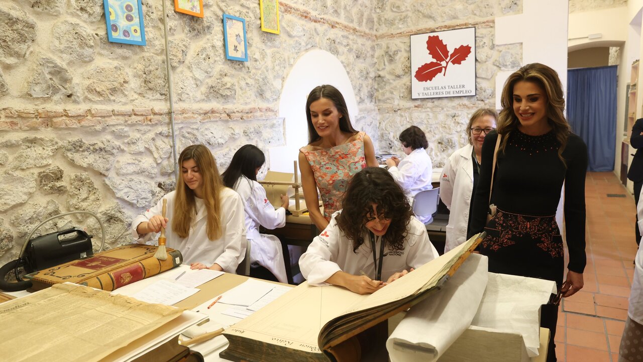 La Reina y la Reina de Jordania han conocido el Programa de Escuelas Taller y Talleres de Empleo del Patrimonio Nacional, que especializa a su alumnado en oficios fundamentales para mantener el buen estado del patrimonio hist&oacute;rico-art&iacute;stico.