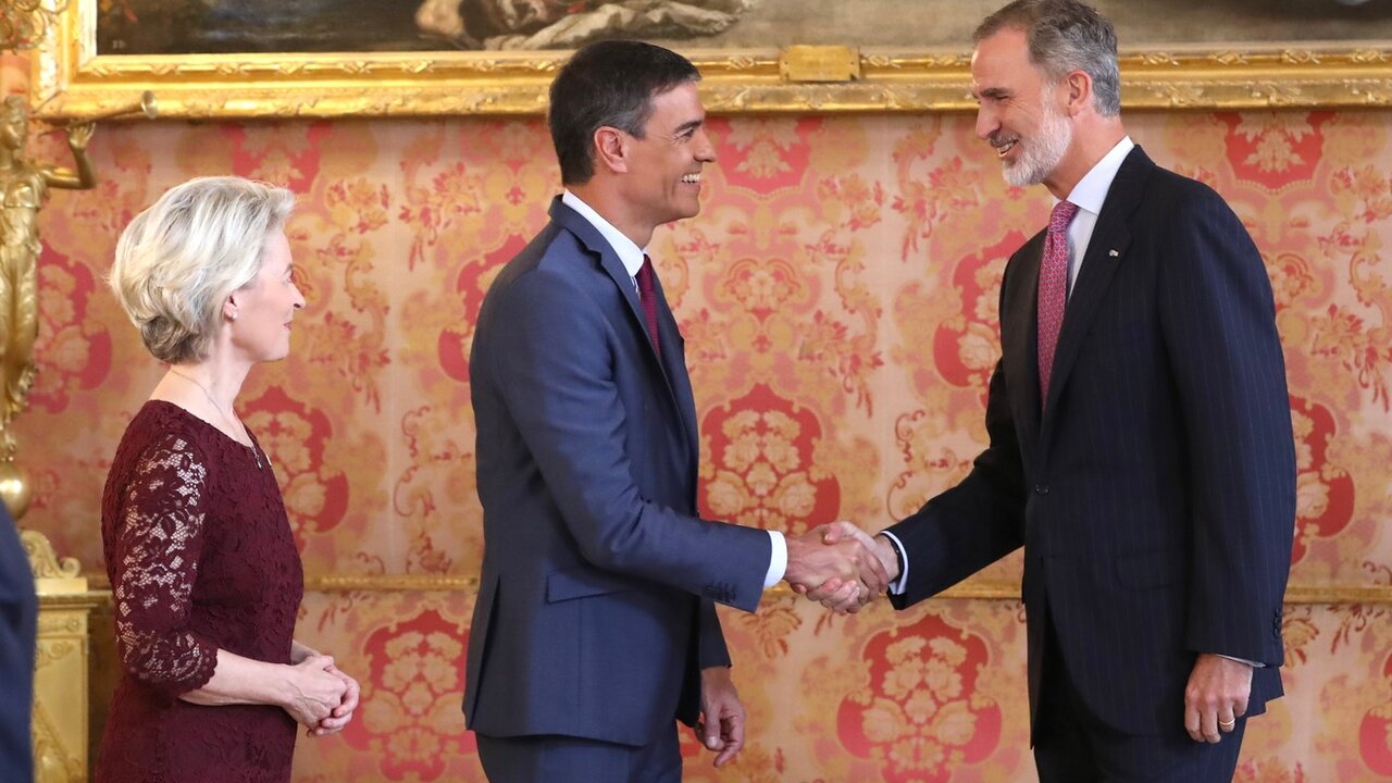 El Rey recibe el saludo del presidente del Gobierno, Pedro S&aacute;nchez.