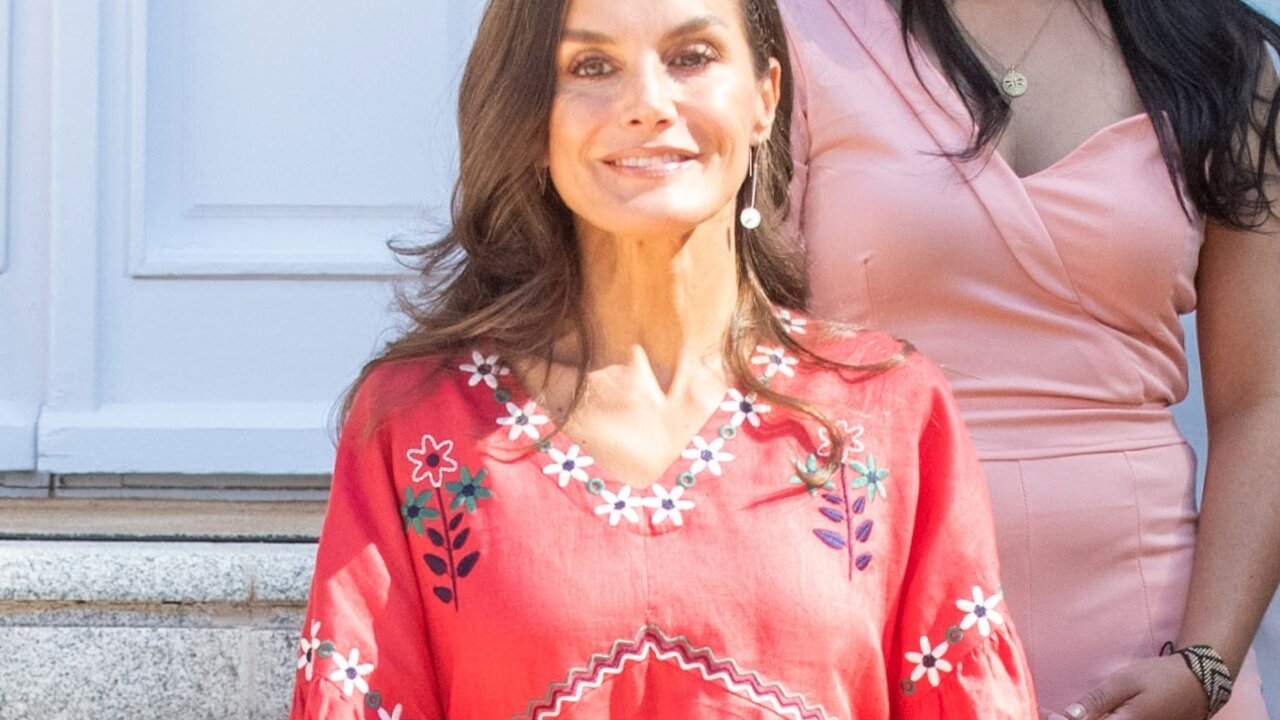 La Reina Letizia ha lucido una blusa ucraniana en su primer acto de la semana